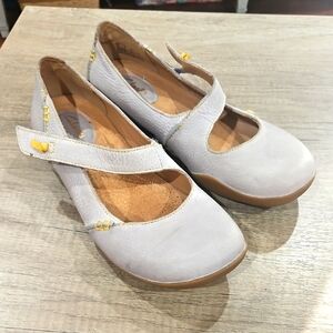 Clarks Gray Flats Comfortable Everyday Loafers size 7
